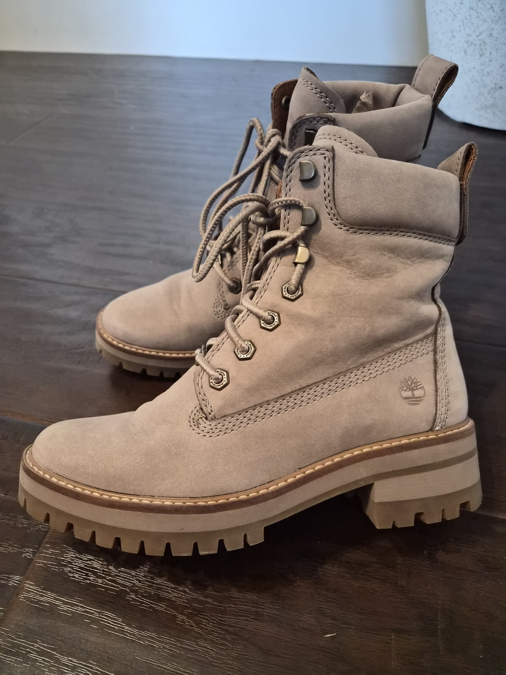 Timberland Courmayeur Valley 6" Taupe Nubuck Leather Boots, size 7